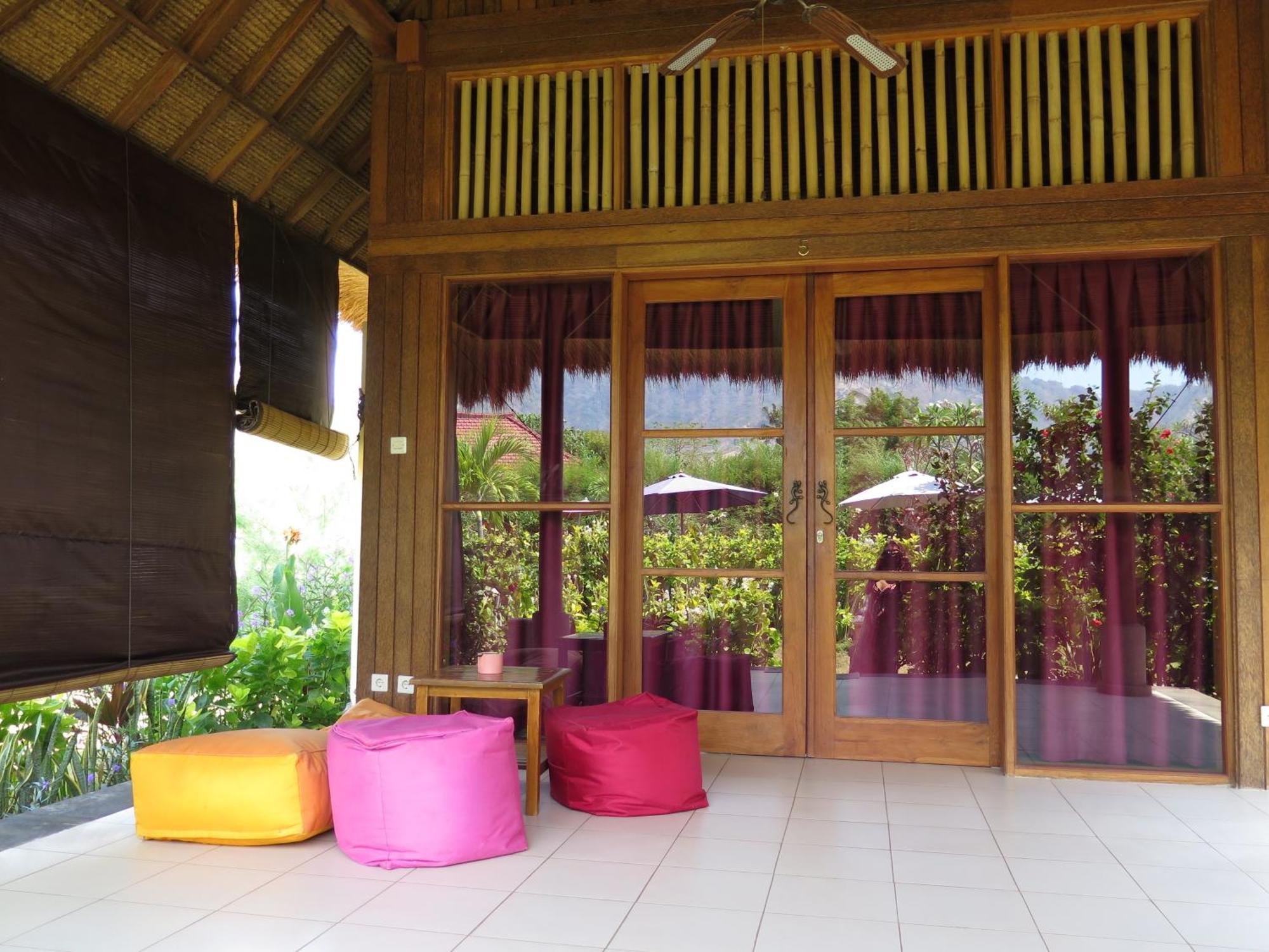 Sunia Loka Bungalows & Dive Center Pemuteran Стая снимка
